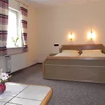 בית הארחה Gaestehaus Freimuth 3*